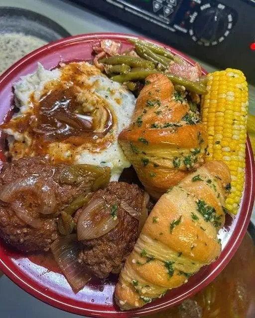 Salisbury-Steak-with-Mashed-Potatoes-Pucad-Recipes